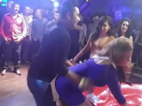 UN HOMBRE ASE FELIZ A DOS MUJERES EN EL COLCHON CALIENTE